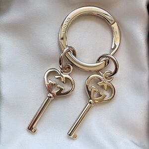 GUCCI Key Ring - Gold Cadena GG Double Heart -NWT